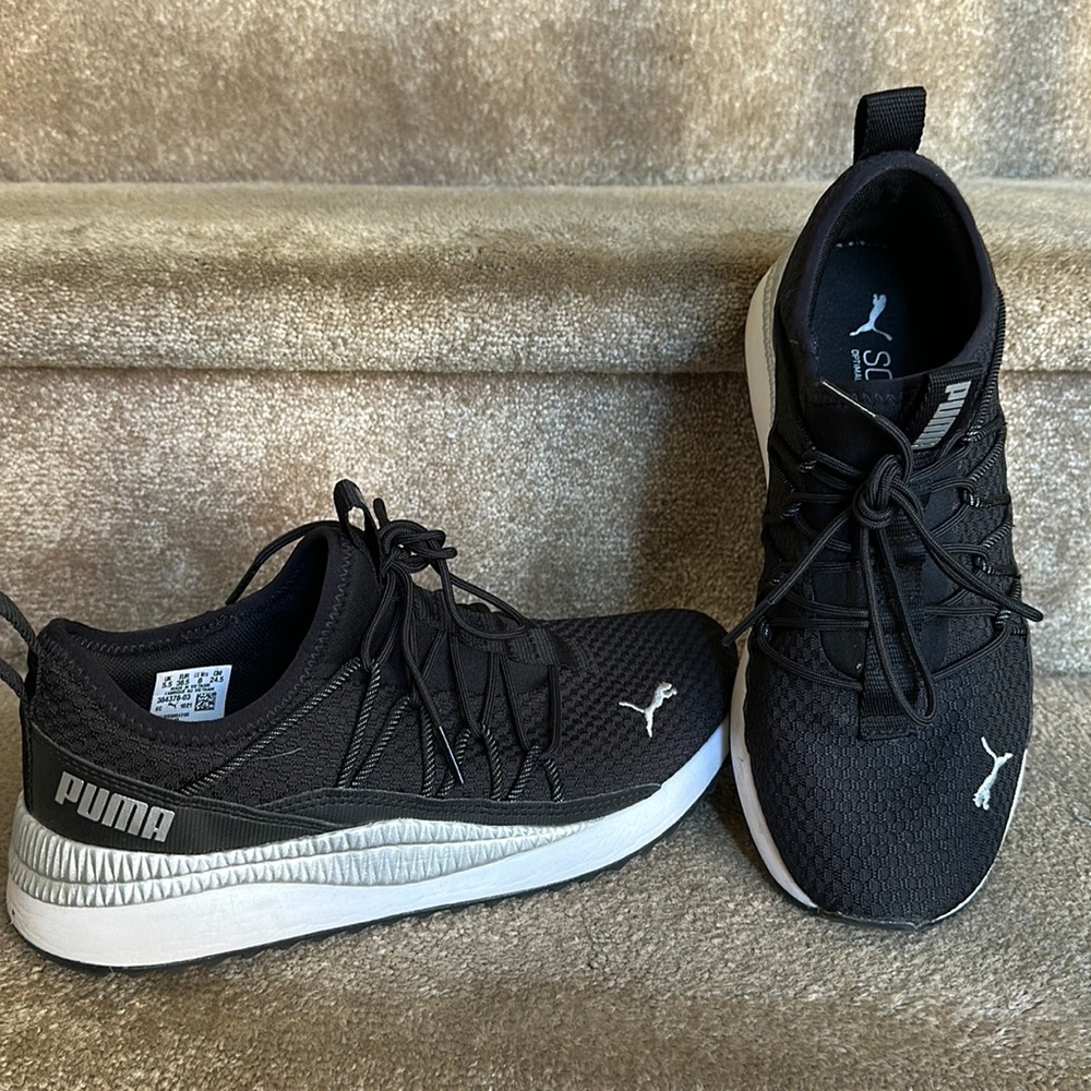 Puma Sneakers - Black & Silver size 8 women’s